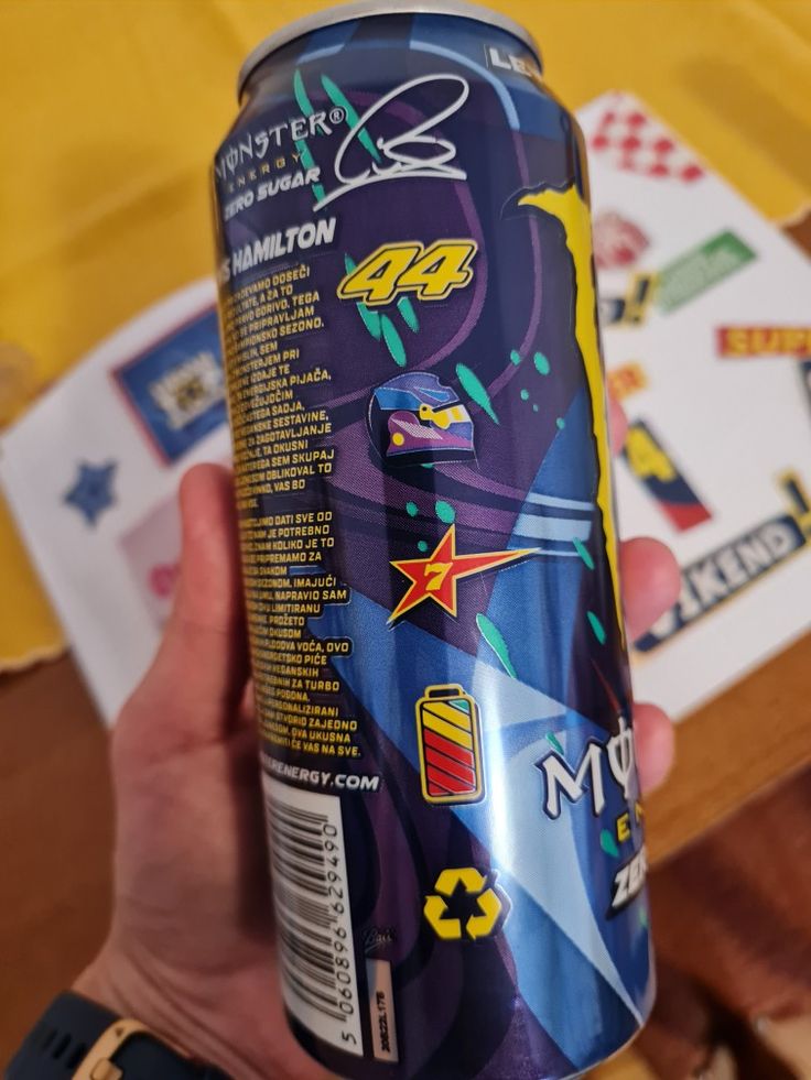 Afbeelding laden in Galerijviewer, Monster Energy Lewis Hamilton Zero – caffeinated energy drink with a refreshing peach-nectarine flavor – sugar-free and calorie-free – in convenient disposable cans (12 x 500 ml)
